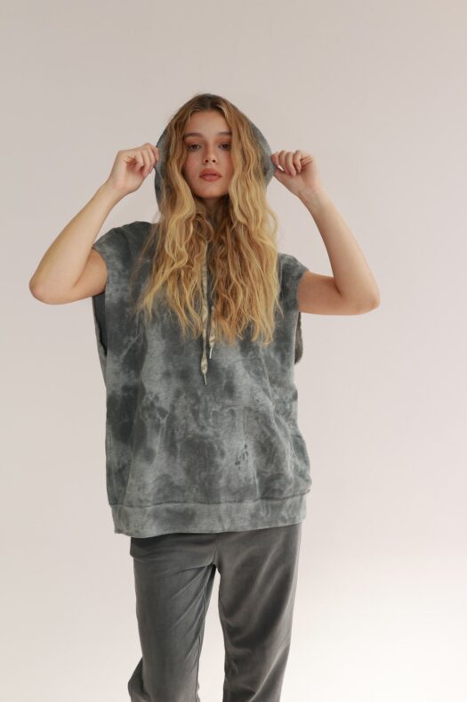 NO SLEEVES TIEDIE SWEATER